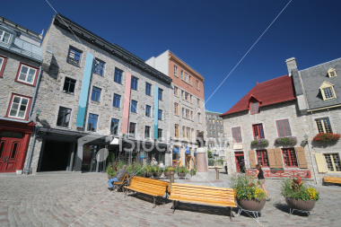 istockphoto_4995938-place-royale-in-the-old-quebec-city